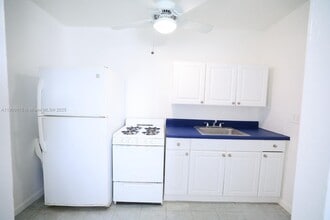 Building Photo - 126 SW 18th Ave