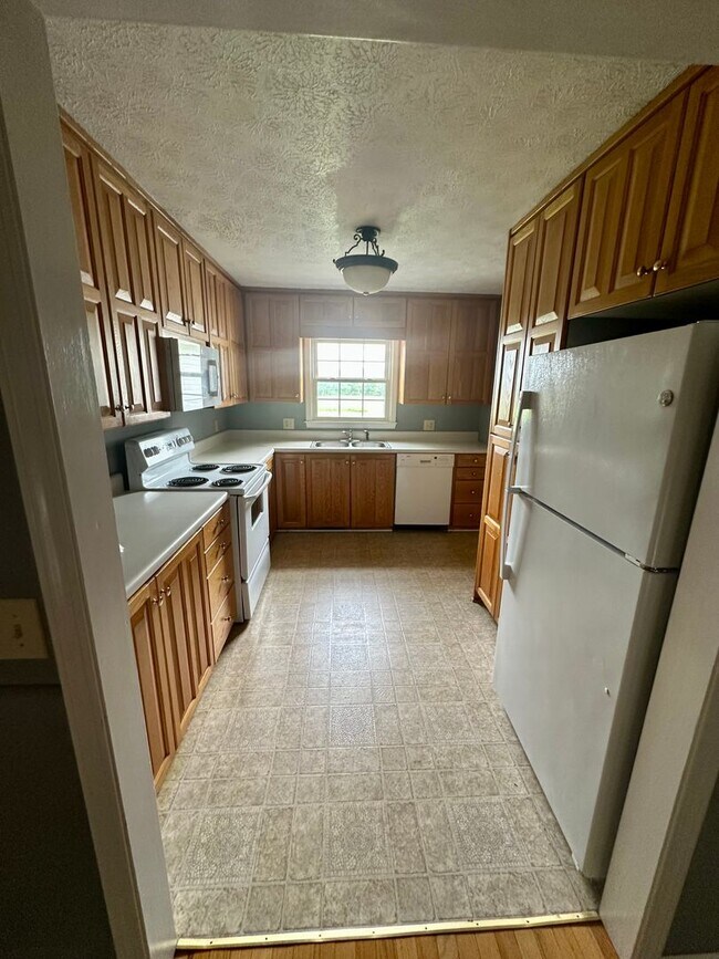 Building Photo - COMING SOON! **Charming 3 Bedroom, 2 Bath ...