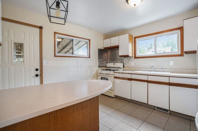 Building Photo - 531 Delaware St SE