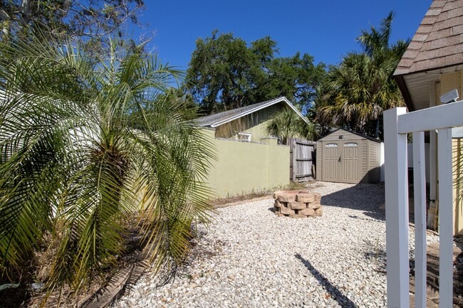 Building Photo - Indian Beach Park Duplex - walk to Ringling College!!