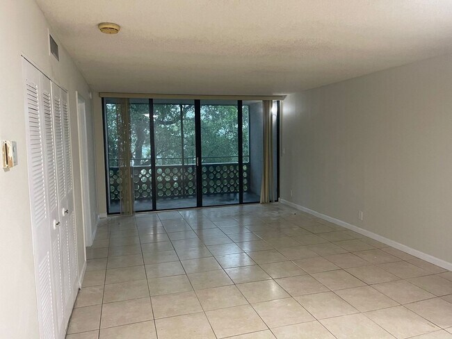 Building Photo - 1Bed/1.5 Bath