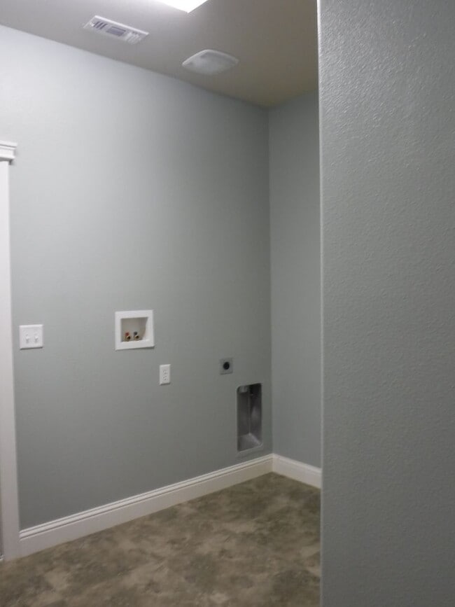 Building Photo - Lovely 4 Bedroom Home!