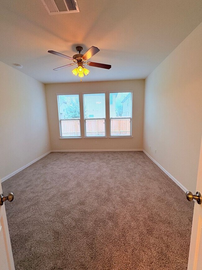 Building Photo - Large Home In Preston Village