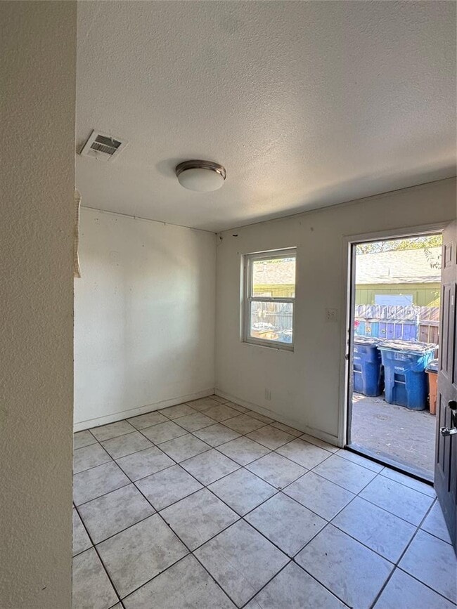 Building Photo - 1006 N Meadows Dr