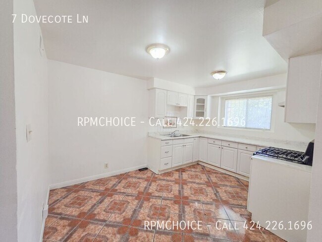 Building Photo - 7 Dovecote Ln