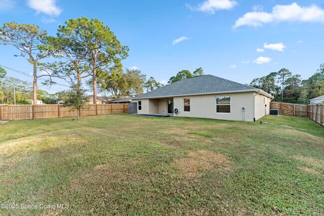 Building Photo - 565 Rembrandt St SE