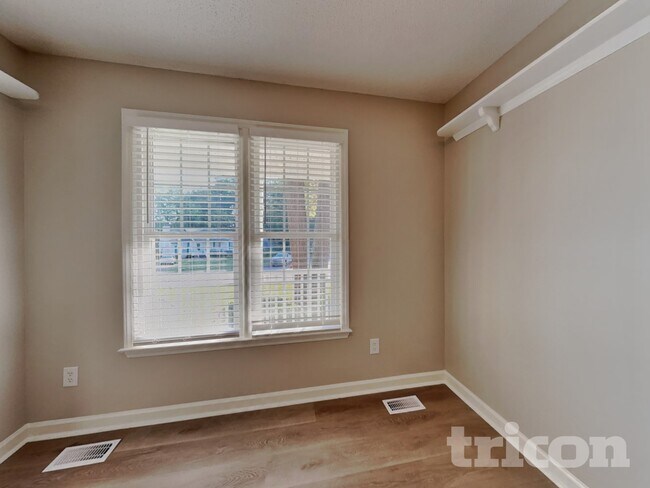 Building Photo - 1004 Spruce Dr