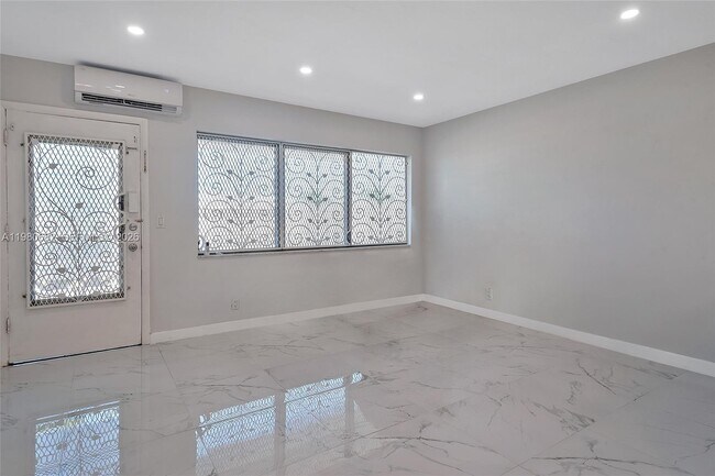 Building Photo - 820 SW 11th Ave