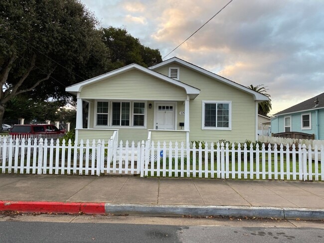 Building Photo - Two bedroom one bath home walking distance to beach and Naval Postgraduate School