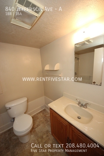 Building Photo - Spacious 1 Bedroom Apartment With Off-Stre...