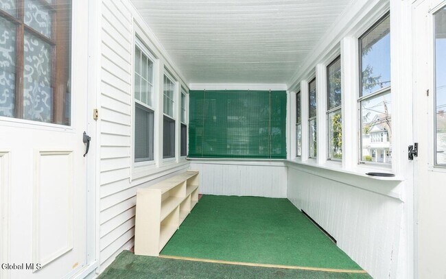 Building Photo - 1538 Nott St