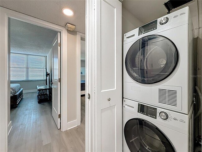 Building Photo - 400 Island Way