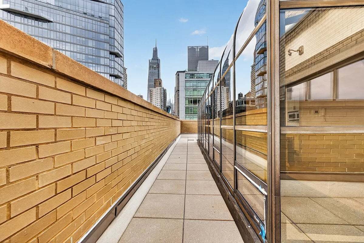 Building Photo - 245 E 44th St