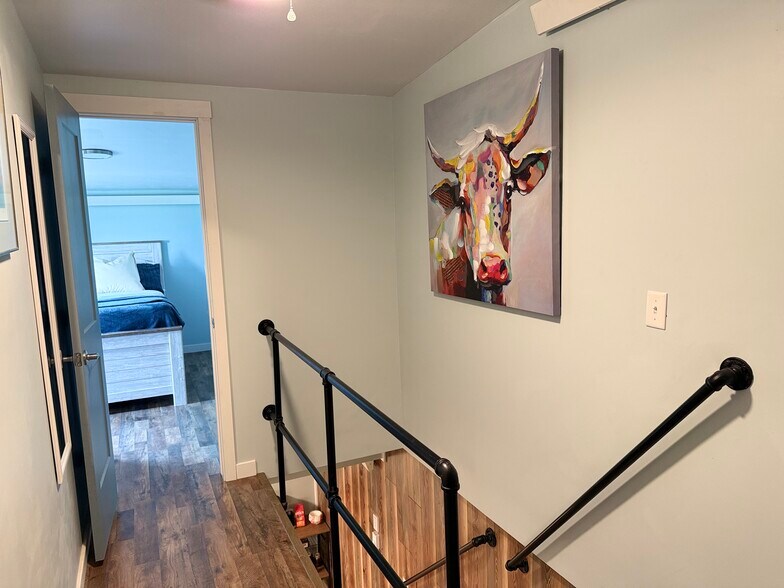 Top of stairs where bedrooms and bathrooms are located - 18350 Cumbres Rd