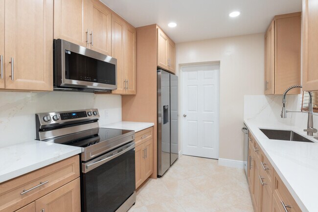 Building Photo - 374 Linda Ln