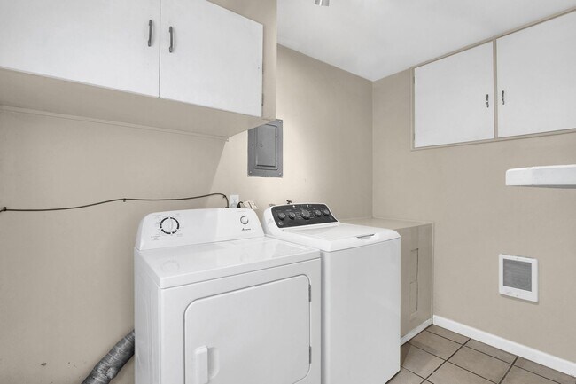 Building Photo - 1131/1133 W Ivy Ave