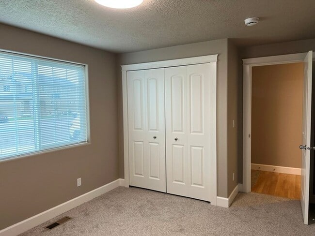 Building Photo - 3Bd/2Ba Single Story House - Available to View!