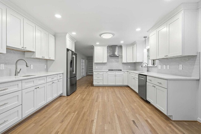 Building Photo - Spacious and Unique 5-Bedroom Home in Chapel Hill!