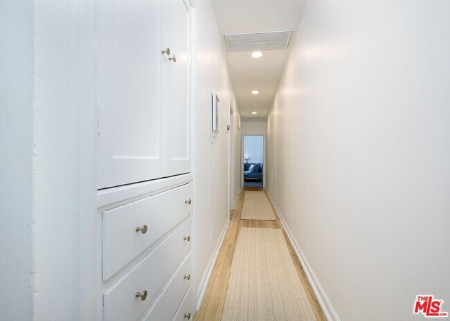 Building Photo - 953 N Martel Ave