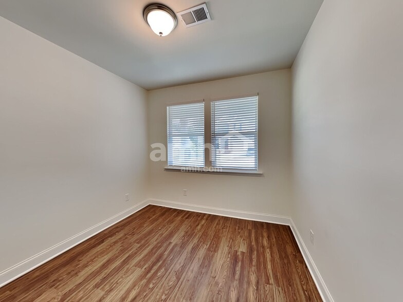 Building Photo - 542 Slew Dr