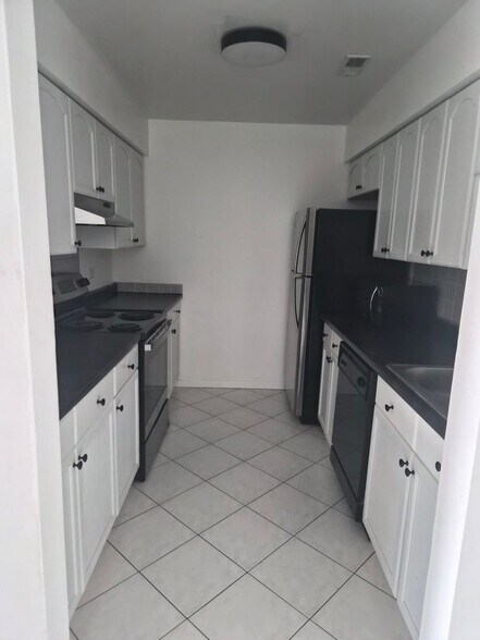 Building Photo - 1424 Stonebridge Cir
