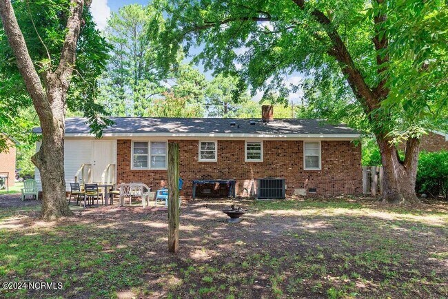 Building Photo - 1306 E 1st St