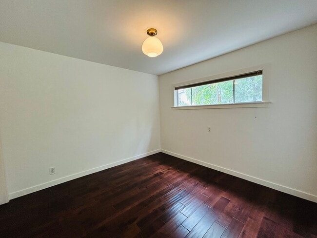 Building Photo - Spacious One Bedroom + Den Backhouse! In Unit Laundry! Prime Location!