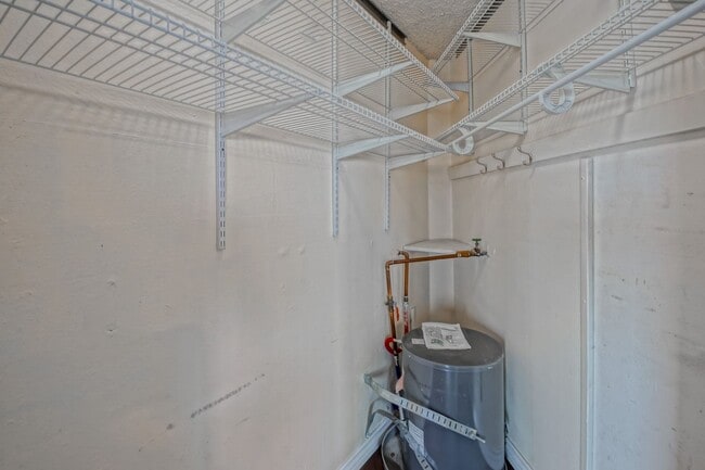 Building Photo - Bright & Spacious, Top-Floor 3BR3BA Condo ...