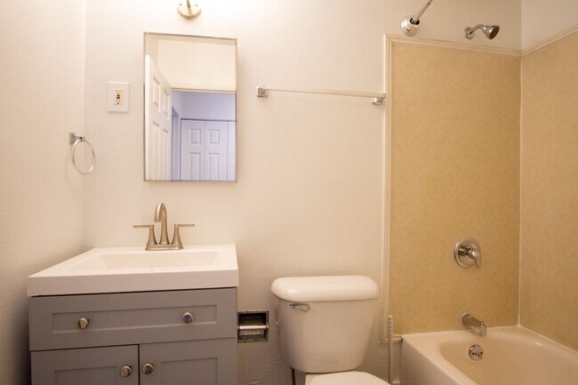 Building Photo - FREE RENT + Bonus $$$: Nicely Updated Top Floor Corner 2-Bdr Near OHSU w/Private Balcony!