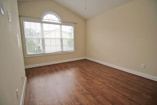 Building Photo - 3 Bedroom. 2.5 Bathroom Townhome in Pennin...