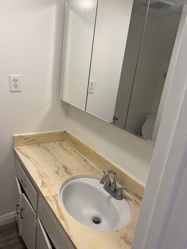 Building Photo - 4015 Crest Dr