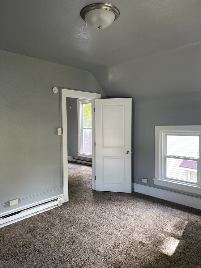 Building Photo - 1303 W Franklin (key 44)