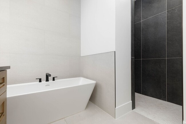 Building Photo - Gorgeous 5 bed 3.5 bath in Desert Canyons