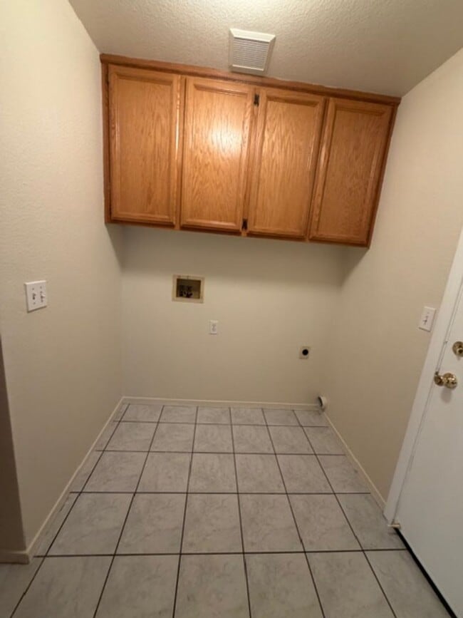 Building Photo - 7585 Twin Oaks Ave