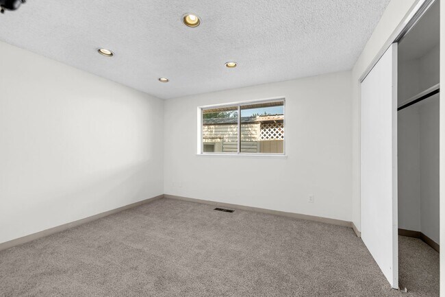 Building Photo - One Level Home in Stead