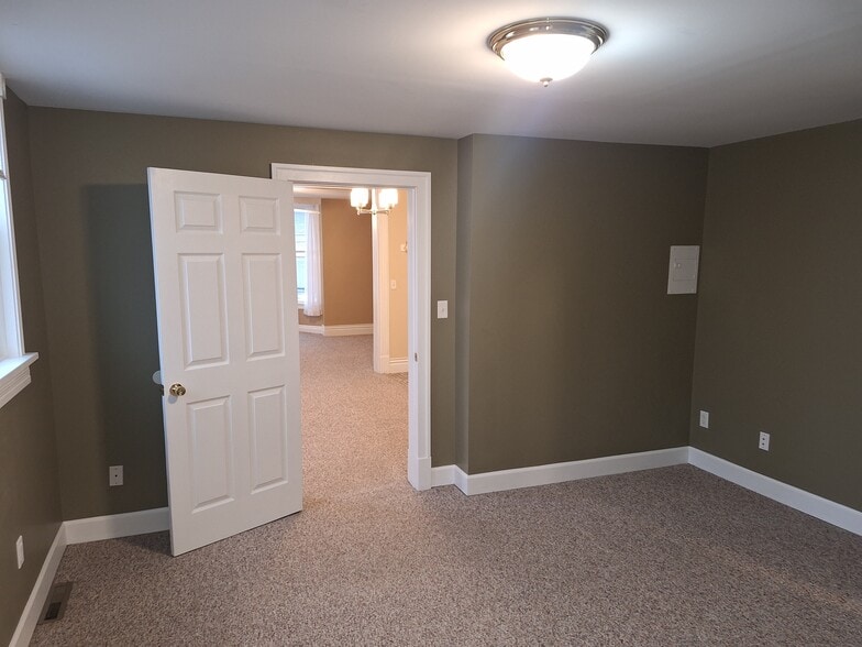 Bed Room W\ dr to Dng. Rm - 121 Ontario St
