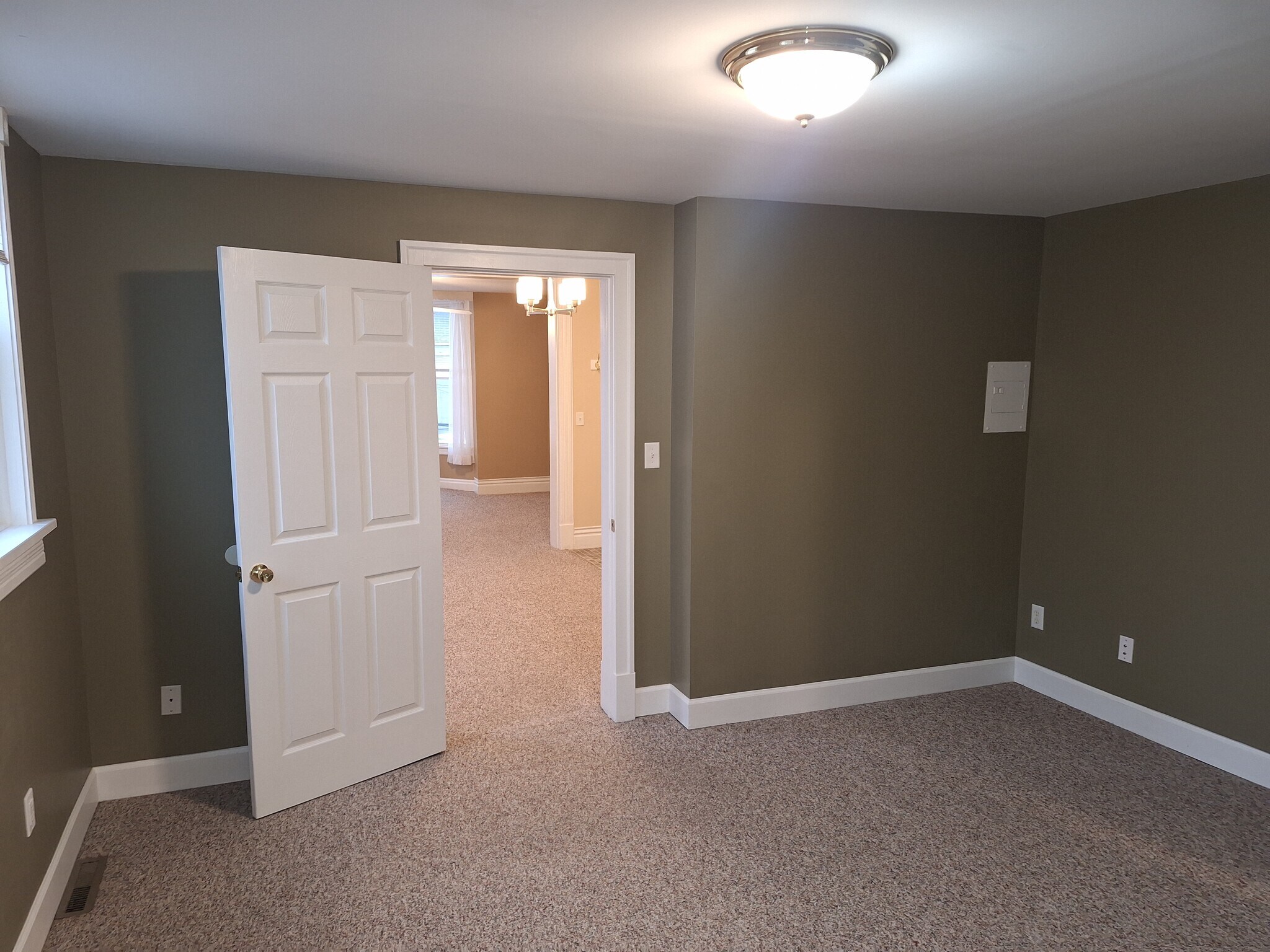 Bed Room W\ dr to Dng. Rm - 121 Ontario St