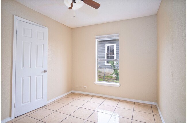 Building Photo - Don't Miss This Relaxing 3BR/1BA Home Near Beautiful Downtown!