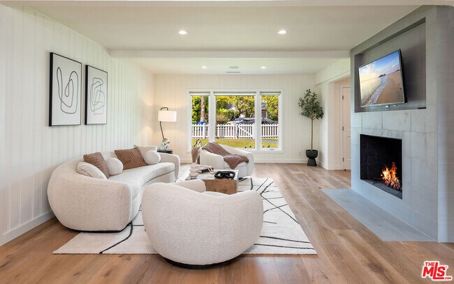 Building Photo - 527 S Bentley Ave