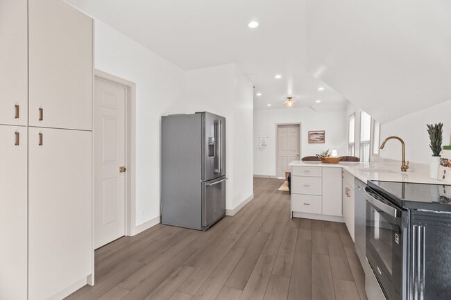 Building Photo - 2846 N Troy St