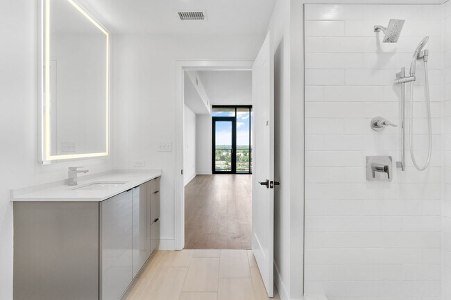 Building Photo - Studio Apartment in West Midtown!