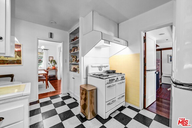 Building Photo - 3830 Vineland Ave