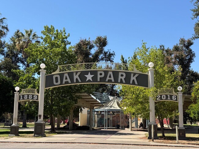 Building Photo - Rare Live/Work or Residential Opportunity in the Heart of North Oak Park!