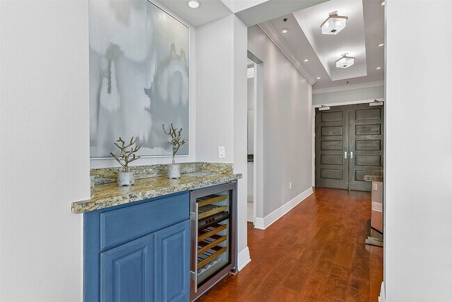 Building Photo - 801 E Beach Dr