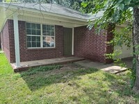 Building Photo - Welcome to this charming 3-bedroom, 2-bathroom home located in the heart of Russellville, AR.