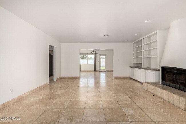 Building Photo - 6925 E Rancho Vista Dr