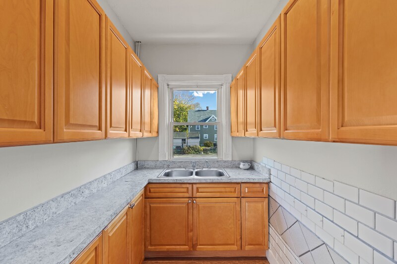 Building Photo - 912-914 Bank St