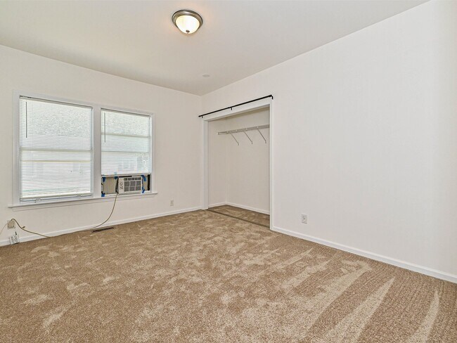 Building Photo - 610 N Pear St