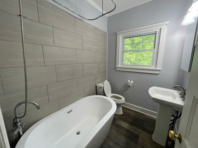 Bathroom - 1356 Winton Rd S