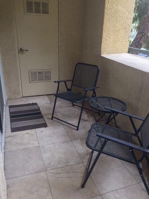 Building Photo - Long or short term available!  Live in luxury in this fully furnished 2 bedroom condo.